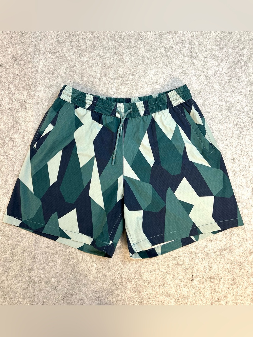Zara Men’s Green Geometric Lined 5.5” Inseam Swim Shorts / Medium